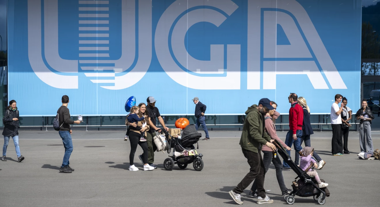 Luga Schriftzug und Besuchende