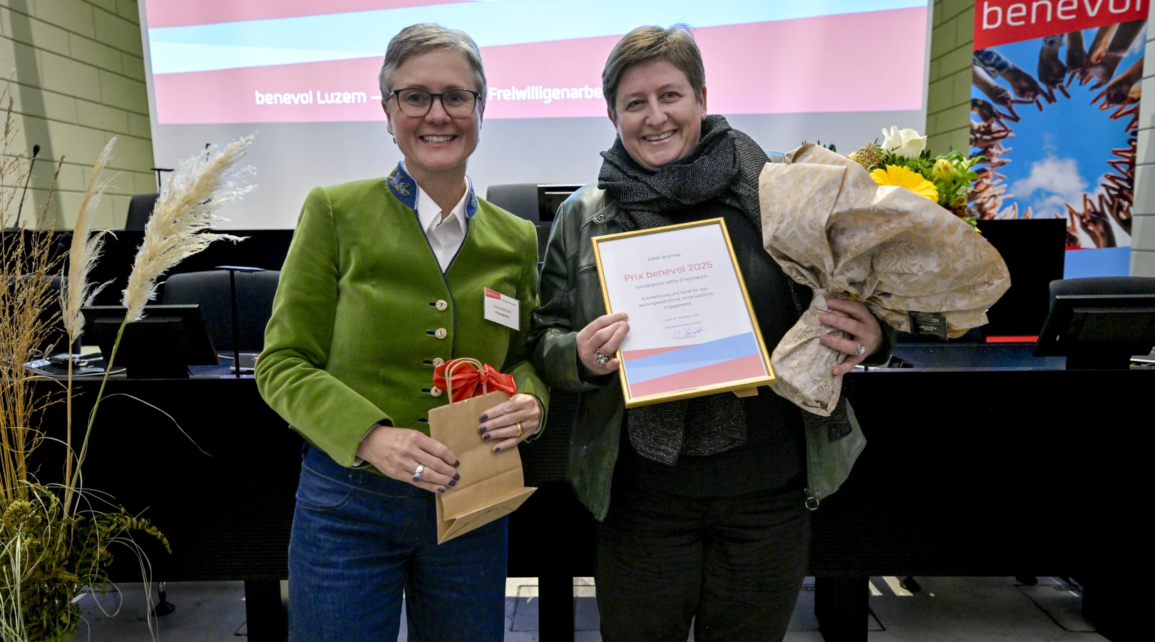 Prix benevol: Übergabe Prix d'honneur an Edith Brunner